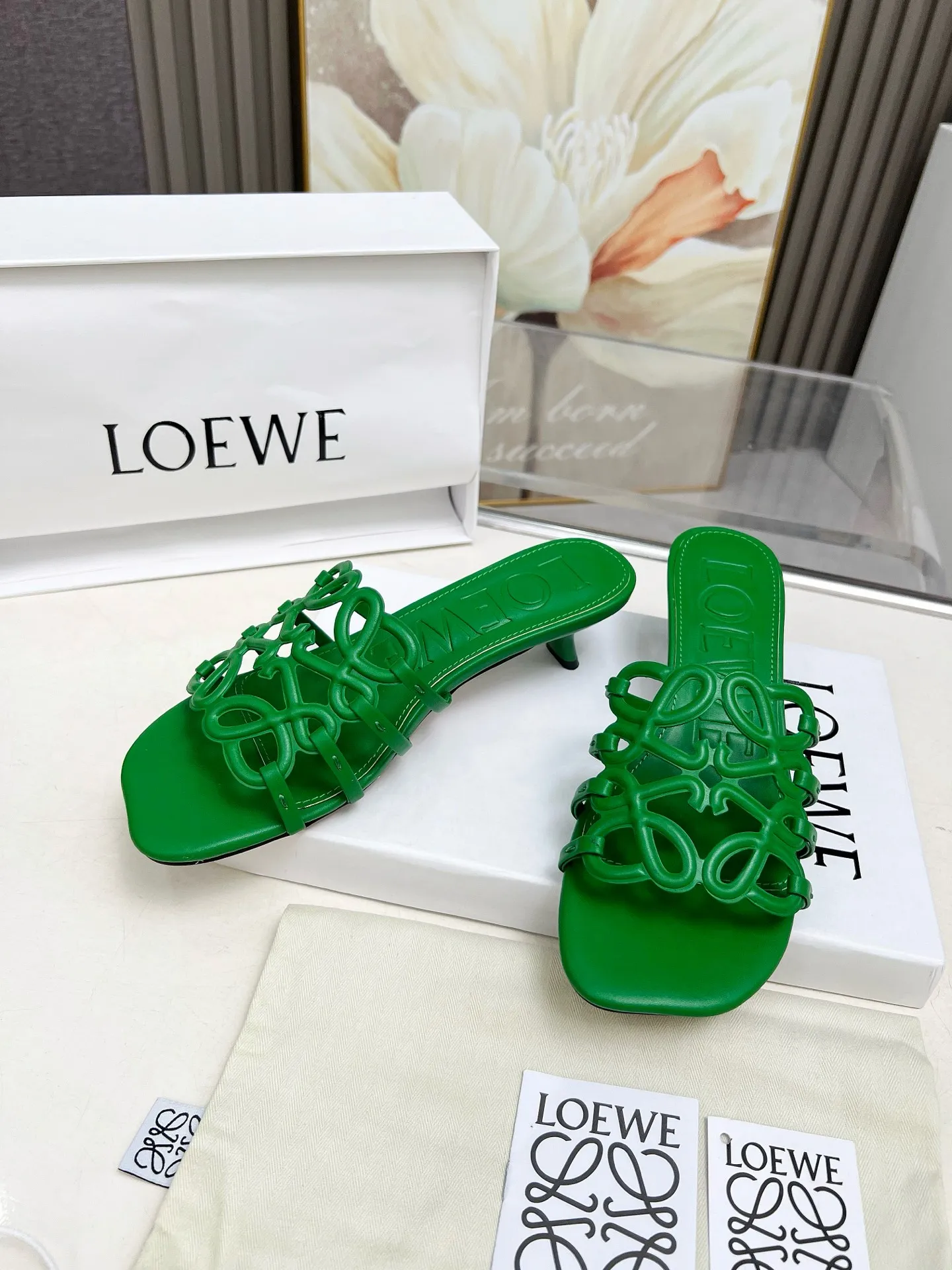 👟👟Ex-factory price 500👟👟 LOEWE 2025 SS summer limited edition hollow slippers, it is a very comprehensive noble fashion brand, highly recommended to all little fairies.   1⃣️Material: Imported cowhide 2⃣️Inner lining: Imported Italian lambskin, super soft and delicate 3⃣️Outsole: Imported Italian original original color genuine leather outsole Heel height 4.5 4⃣️Code number: 35 to 39 (40.41.42.43. Customized)
